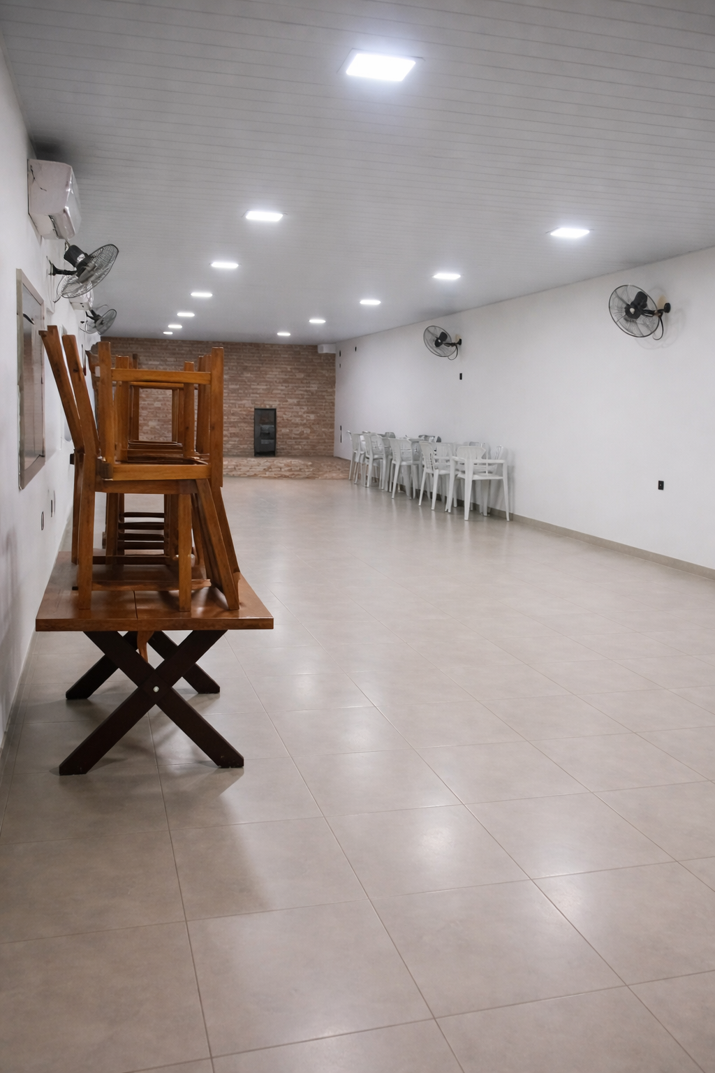 Salão de eventos amplo e climatizado